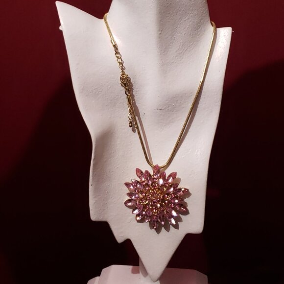 Elegant Pink Floral Necklace - Picture 4 of 4